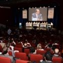 La conférence plénière 'Piloter dans le brouillard' de la 2ème édition du Congrès des Daf, avec Jacques Crozier ,Daf de Camus Cognac, à la tribune