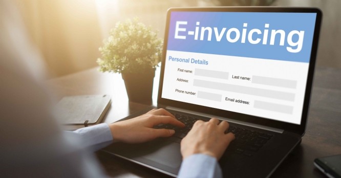 E-invoicing, Online banking and payment. TEchnology and business concept.