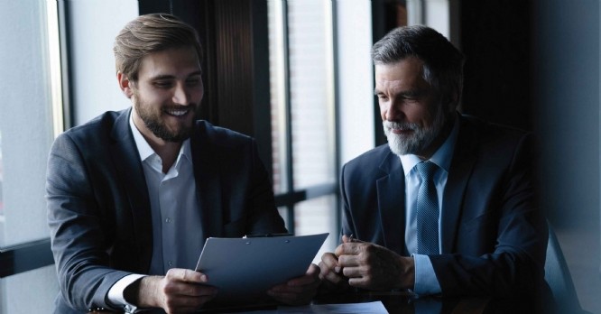 Dans quels cas le juge peut-il contrôler ou modifier le prix dans les contrats commerciaux ?